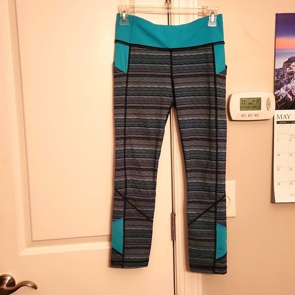Lululemon Blue Stripes Cropped Leggings Size 4 - Picture 1 of 11
